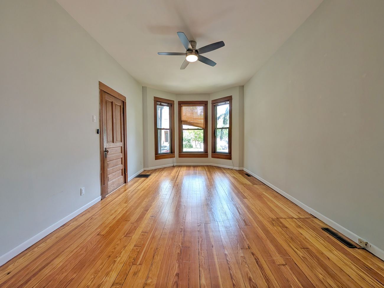 Wellington 3 Flat — unit bay window room
