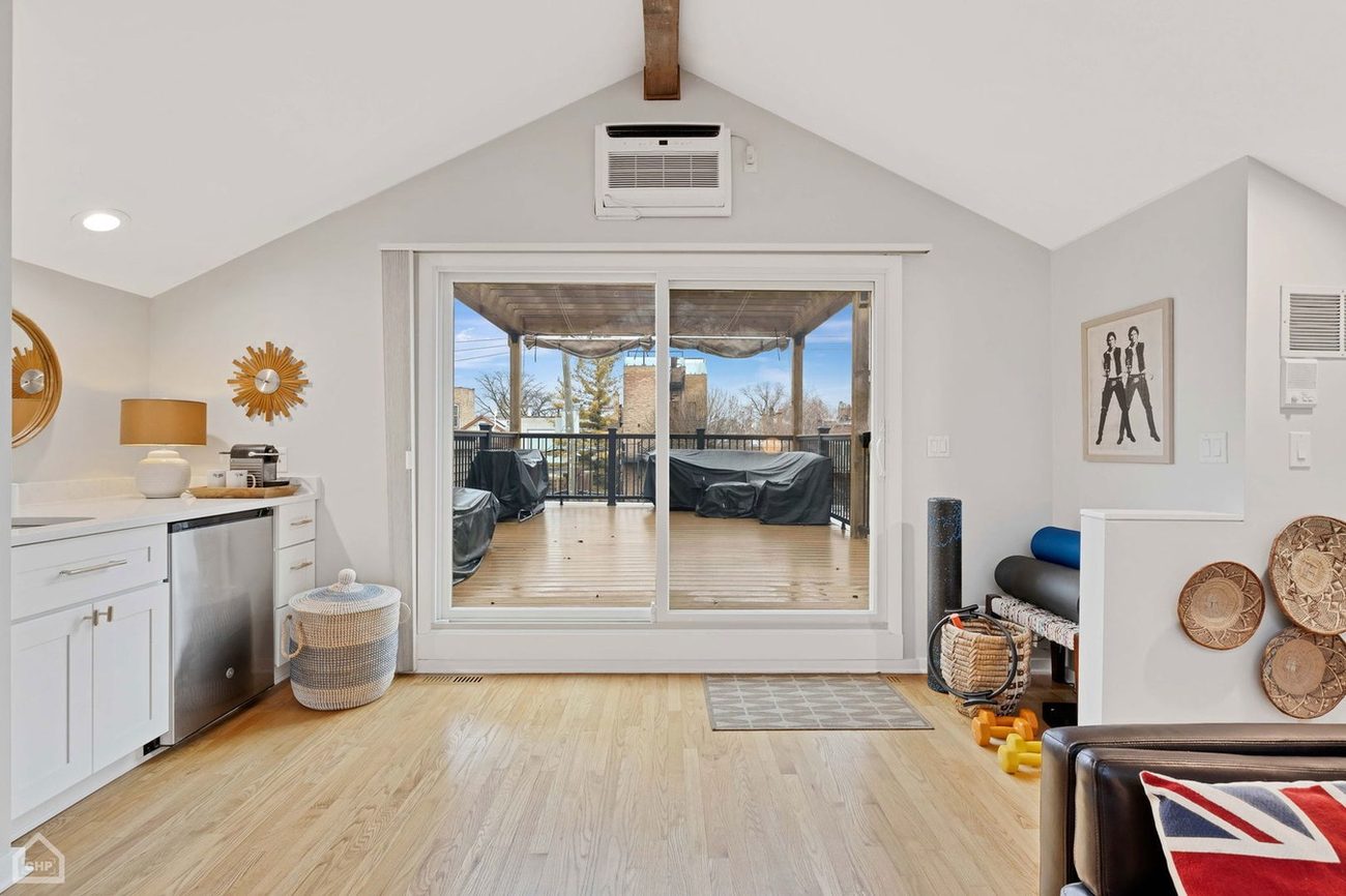 Wicker Park Gem — upper loft with deck access